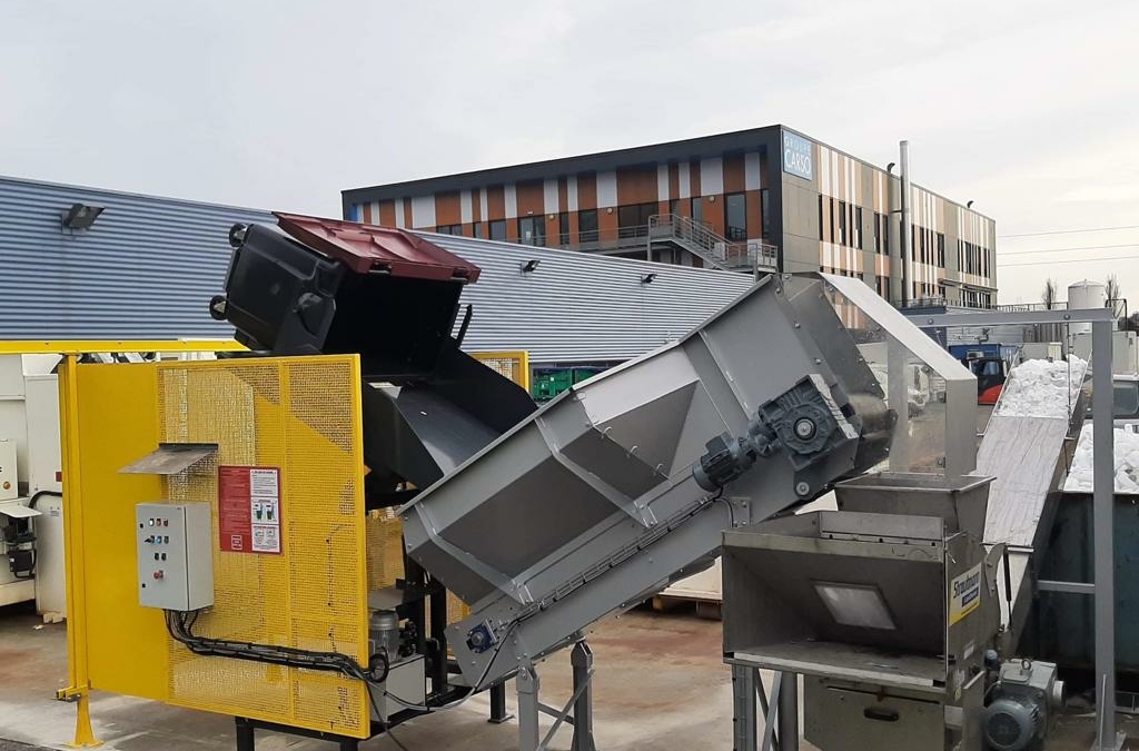 Ensemble basculeur convoyeur alimentant un broyeur à bouteille